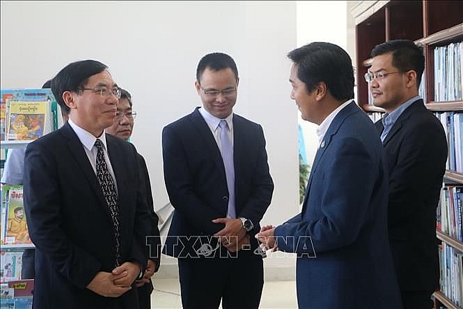 viet nam tang 500 dau sach cho thu vien tinh kampong speu cua campuchia