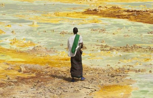 Sôi động cảnh khai thác và buôn bán muối ở nơi nóng nhất hành tinh