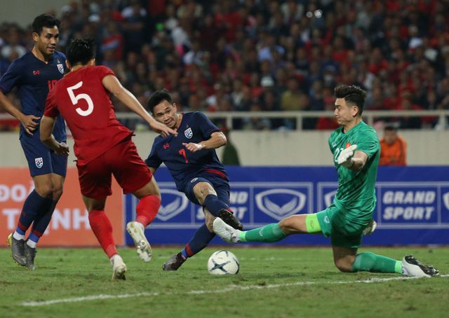 Báo Thái: Tuyển Việt Nam dành sự tôn trọng nhất định cho Thái Lan, Văn Lâm như bạch tuộc khổng lồ bao thai viet nam qua kho bi danh bai van lam nhu bach tuoc khong lo