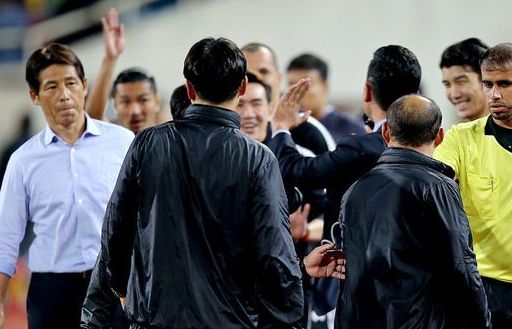 Học trò có thái độ gay gắt, HLV Thái Lan xin lỗi HLV Park Hang-seo