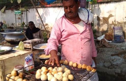 Lệnh cấm đốt phân bò: Gánh hàng rong lo bánh mất ngon