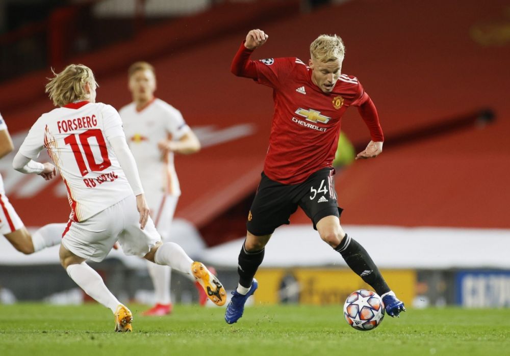 doi hinh du kien man utd doi dau basaksehir van de beek tiep dan cho cavani