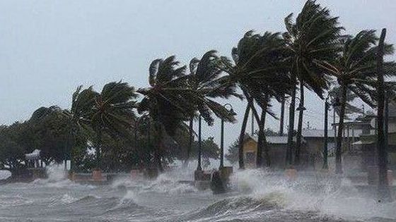 Dự báo thời tiết biển ngày và đêm nay: Các vùng mưa vài nơi; Bắc và giữa Biển Đông có mưa bão, gió mạnh, biển động rất mạnh