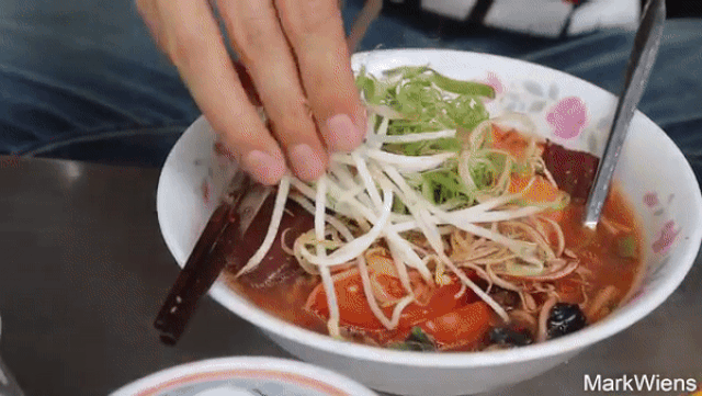 khach tay khen het loi khi thuong thuc bun rieu via he o viet nam
