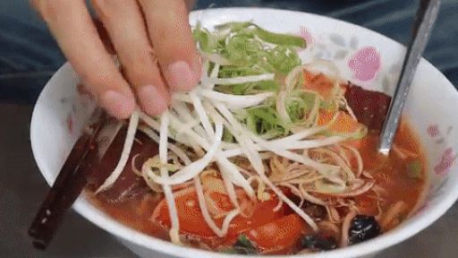 Khách Tây khen hết lời khi thưởng thức bún riêu vỉa hè ở Việt Nam