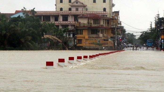 Dự báo thời tiết đêm nay và ngày mai (11-12/11): Trung Bộ mưa rất to; Tây Nguyên và Nam Bộ mưa rào, Bắc Bộ đêm, sáng sớm lạnh, ngày nắng