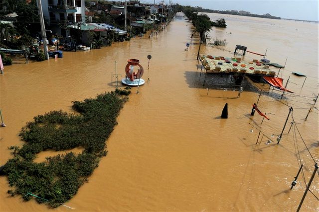 pho bien thanh song du khach do xo ve hoi an di thuyen ngam pho