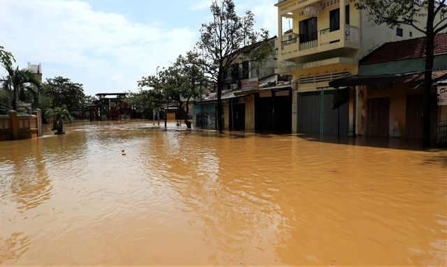 du khach do xo ve pho co hoi an di thuyen ngam pho