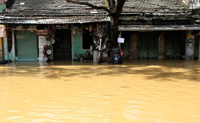du khach do xo ve pho co hoi an di thuyen ngam pho