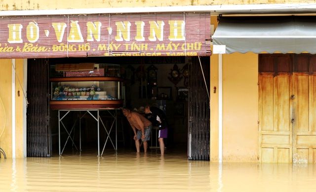 du khach do xo ve pho co hoi an di thuyen ngam pho