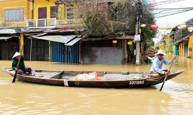 du khach do xo ve pho co hoi an di thuyen ngam pho