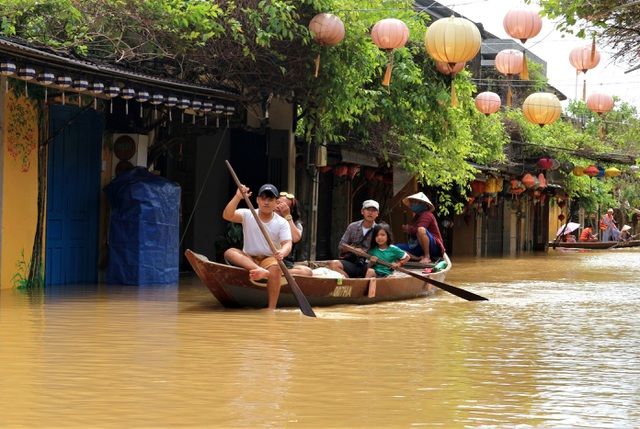 du khach do xo ve pho co hoi an di thuyen ngam pho
