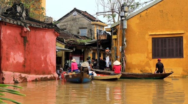 du khach do xo ve pho co hoi an di thuyen ngam pho