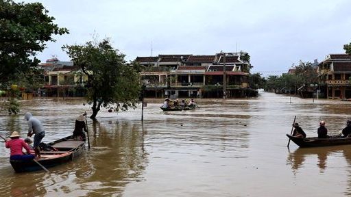 Phố biến thành sông, du khách đổ xô về Hội An đi thuyền ngắm phố