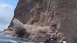 Khoảnh khắc kinh hoàng: Vách đá khổng lồ sụp xuống ngay trước mặt du khách