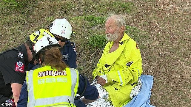 Sống sót thần kỳ khi rơi từ dù lượn xuống biển