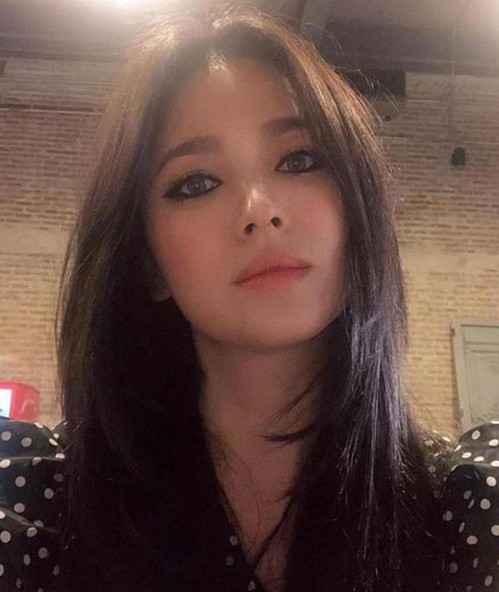 Thường được khen trẻ trung hơn tuổi, kiểu makeup đậm làm Song Hye Kyo có phần già đi.