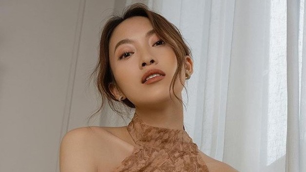 Phong cách thanh lịch, trang nhã của MC Khánh Vy dẫn Đường lên đỉnh Olympia