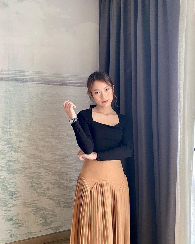 Phong cách trang nhã, cuốn hút của MC Khánh Vy dẫn Đường lên đỉnh Olympia