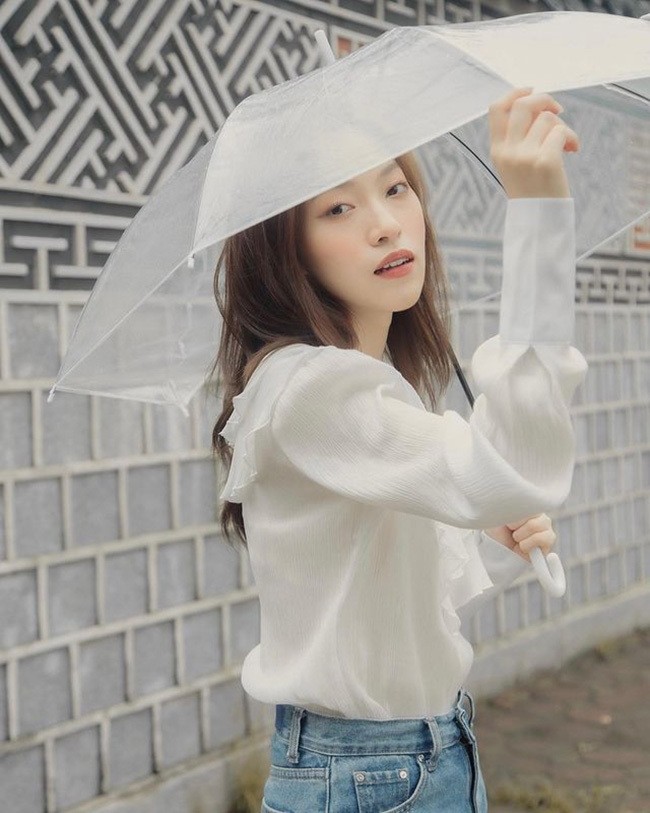 Phong cách trang nhã, cuốn hút của MC Khánh Vy dẫn Đường lên đỉnh Olympia