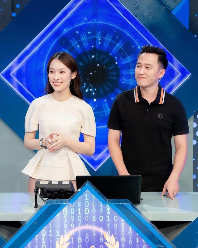 Vẻ cuốn hút của 'hotgirl 7 thứ tiếng' dẫn Đường lên đỉnh Olympia