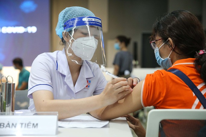 Tiêm vaccine Covid-19 cho công nhân khu Công nghệ cao, TP. Thủ Đức. (Ảnh: Hoàng Triều/NLĐ) Tiêm vaccine Covid-19 cho công nhân khu Công nghệ cao, TP. Thủ Đức. (Ảnh: Hoàng Triều/NLĐ)