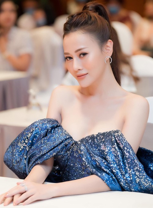 Nhan sắc Phương Oanh thăng hạng theo năm tháng