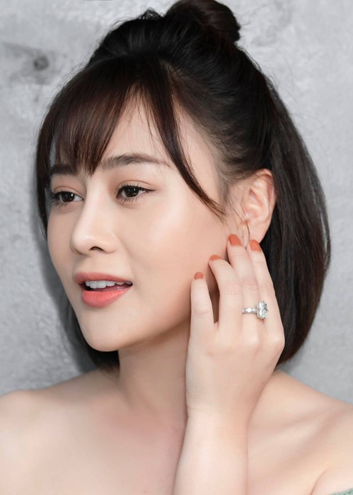 Nhan sắc Phương Oanh thăng hạng theo năm tháng