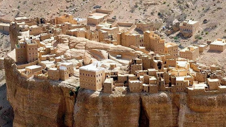 Ngôi làng kỳ lạ với những căn nhà xây từ gạch bùn trên tảng đá cao 150m, chỉ khoảng 17 người sinh sống