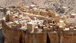 Ngôi làng kỳ lạ với những căn nhà xây từ gạch bùn trên tảng đá cao 150m, chỉ khoảng 17 người sinh sống