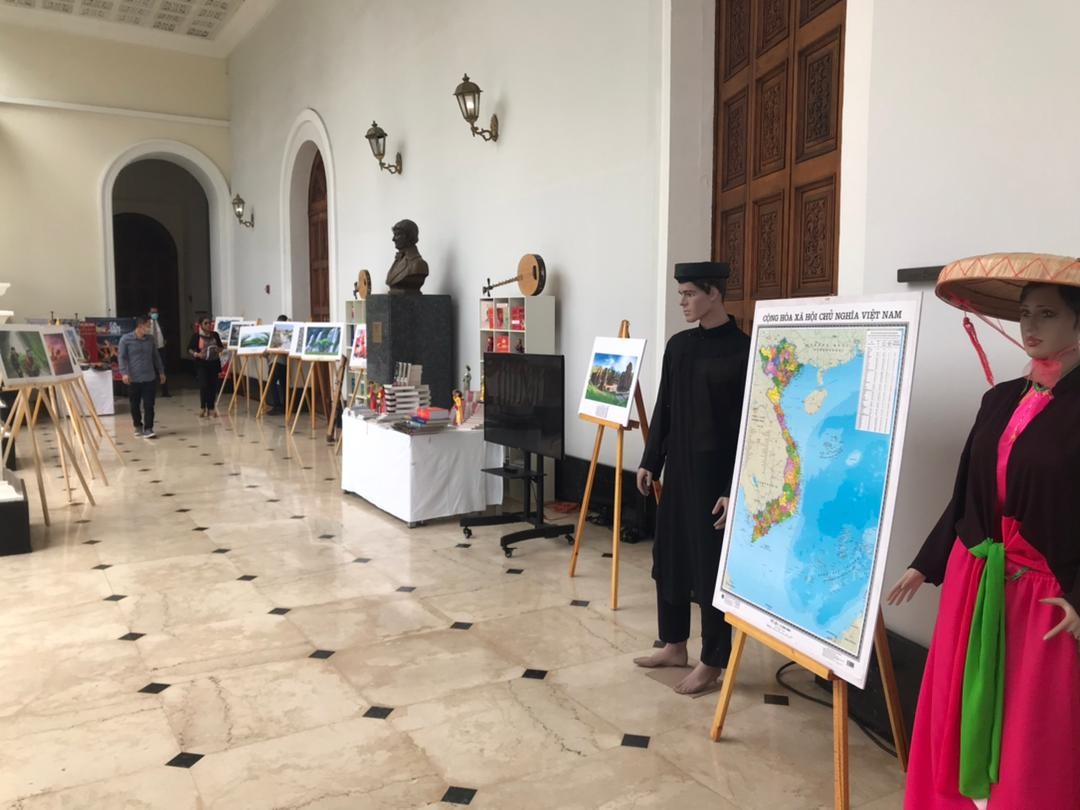 Việt Nam tham dự Hội chợ Sách Quốc tế Venezuela lần thứ 17 (FILVEN 2021) Việt Nam tham dự Hội chợ Sách Quốc tế Venezuela lần thứ 17 (FILVEN 2021)