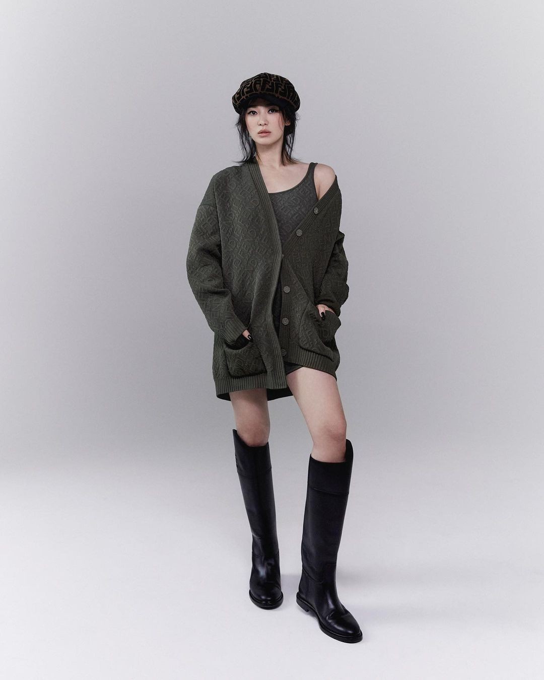 Song Hye Kyo mặc hàng hiệu khoe đường cong