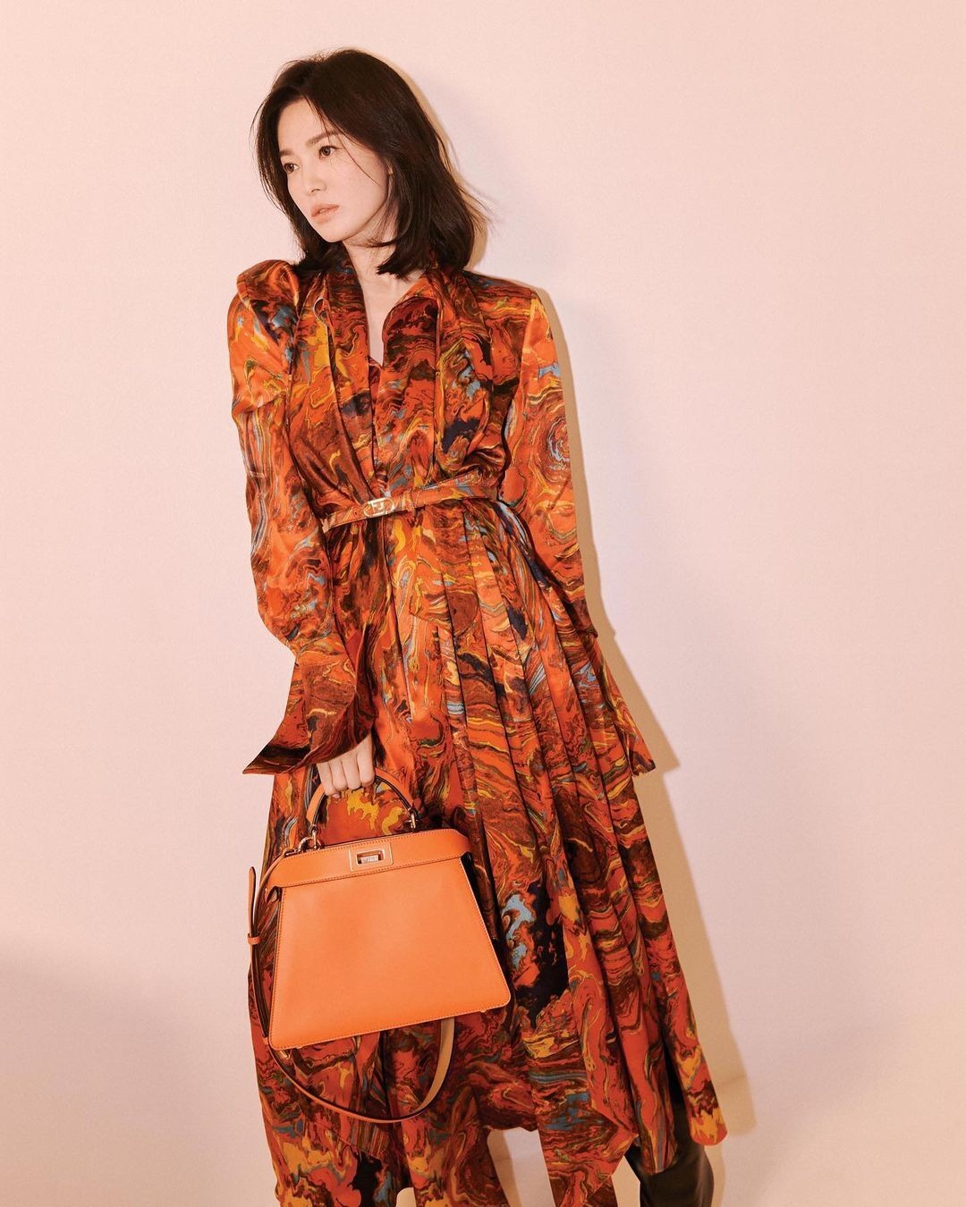 Song Hye Kyo mặc hàng hiệu khoe đường cong