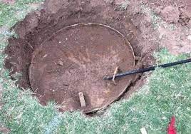 May mắn, người đàn ông nghèo khó mua căn nhà nhỏ được thêm căn hầm trú ẩn dưới lòng đất