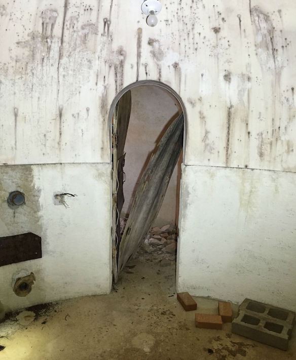 May mắn, người đàn ông nghèo khó mua căn nhà nhỏ được thêm căn hầm trú ẩn dưới lòng đất