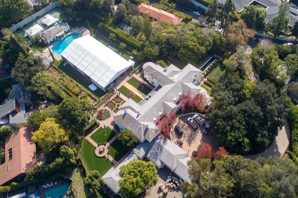 Tiểu thư Paris Hilton thông báo đã kết hôn, mở tiệc suốt 3 ngày