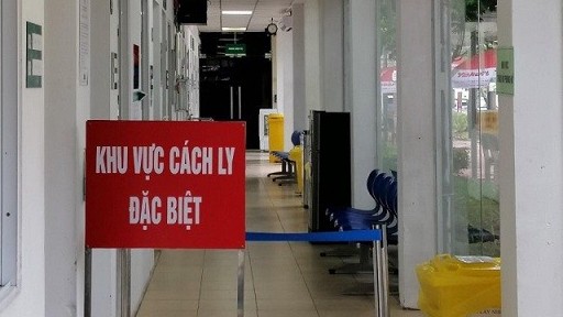 Covid-19 ở Hà Nội: 12 ổ dịch phức tạp; thông báo khẩn tìm người đến nhà hàng liên quan F0