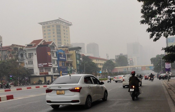 Bầu trời Hà Nội u ám, người dân được khuyến cáo hạn chế hoạt động ngoài trời. (Ảnh: Mỹ Hà/Zing.vn)