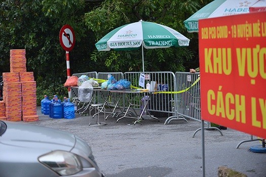 Phong toả 1 công ty tại KCN Quang Minh, Mê Linh sau khi có 87 ca test nhanh dương tính với Covid-19. (Ảnh: Lê Phú/Báo Tin tức) Phong toả 1 công ty tại KCN Quang Minh, Mê Linh sau khi có 87 ca test nhanh dương tính với Covid-19. (Ảnh: Lê Phú/Báo Tin tức)