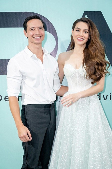 Thời trang tương xứng đẹp đôi Hồ Ngọc Hà bên Kim Lý Thời trang tương xứng đẹp đôi Hồ Ngọc Hà bên Kim Lý