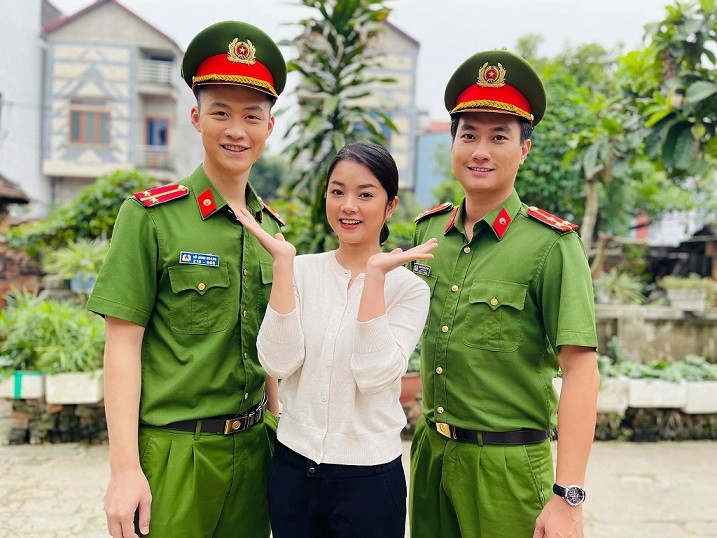 Phố trong làng: Loạt ảnh hậu trường hài hước không có trên phim