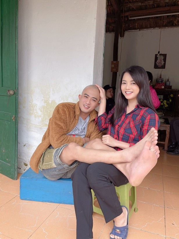 Phố trong làng: Loạt ảnh hậu trường hài hước không có trên phim