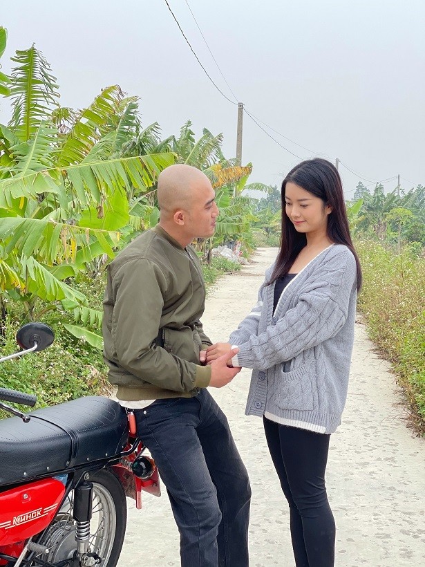 Phố trong làng: Loạt ảnh hậu trường hài hước không có trên phim