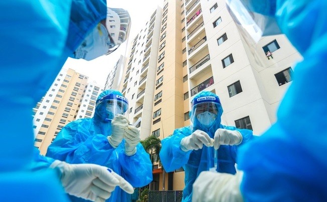 Nhân viên ngành y tế lấy mẫu xét nghiệm Covid-19. (Nguồn: Dân trí)