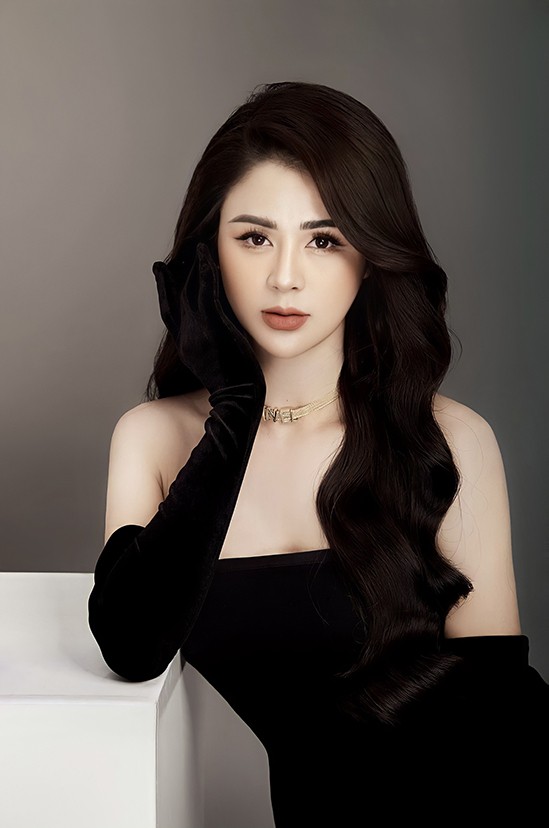 Diễn viên Lương Thu Trang nhỏ nhắn, nổi bật với trang phục màu đen - đỏ Diễn viên Lương Thu Trang nhỏ nhắn, nổi bật với trang phục màu đen - đỏ