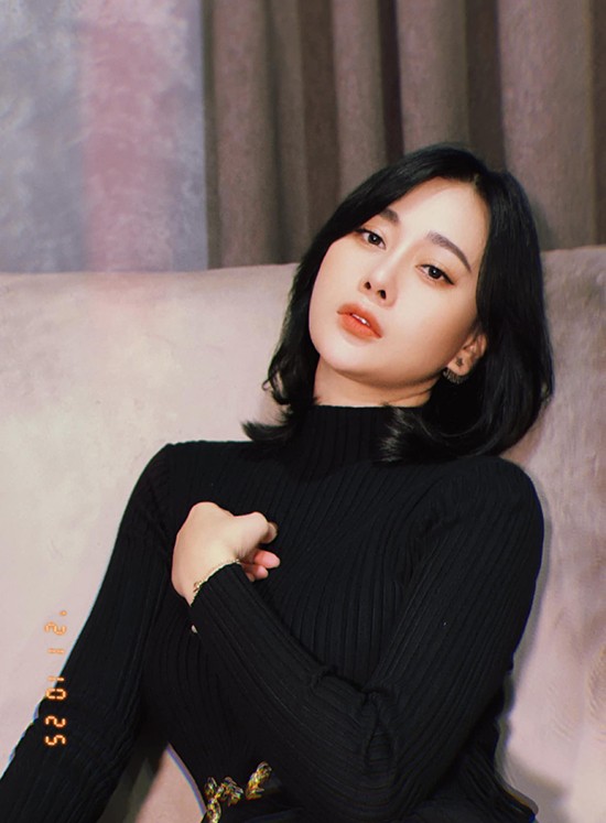 Từ khi 'Hương vị tình thân' đóng máy cách đây hai tháng và kết thúc phát sóng cách đây một tháng, Phương Oanh dồn sức cho việc cải thiện sức khỏe và nhan sắc sau một năm rong ruổi cùng đoàn phim. Bên cạnh dưỡng da, cô cũng thay đổi kiểu tóc và trang phục, khác toàn toàn vai diễn.