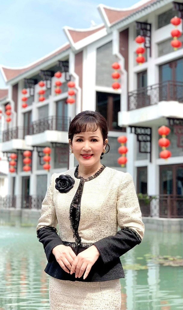 NSND Minh Hòa là gương mặt quen thuộc trên sân khấu. Chị công tác tại Nhà hát Kịch Hà Nội từ năm 1987 và từng đứng chung sân khấu với cố NSND Hoàng Dũng trong nhiều năm. Tuy nhiên, khán giả vẫn nhớ tới chị với vai Trần Lệ Xuân trong bộ phim Ông cố vấn ra mắt năm 1996. 