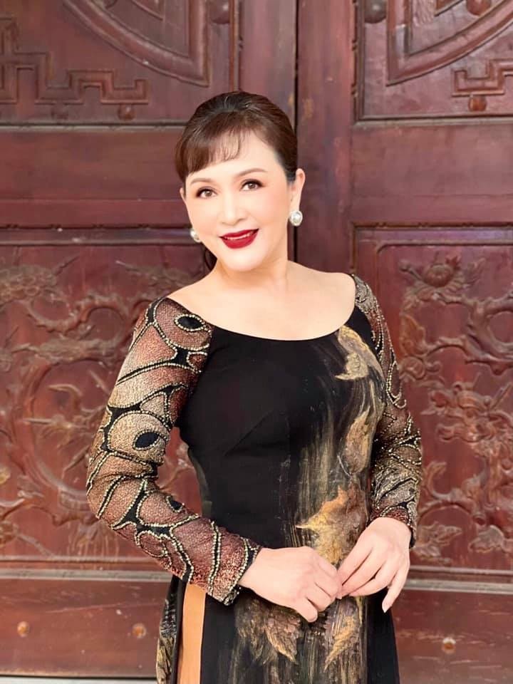 Bí quyết trẻ đẹp vượt thời gian của NSND Minh Hòa