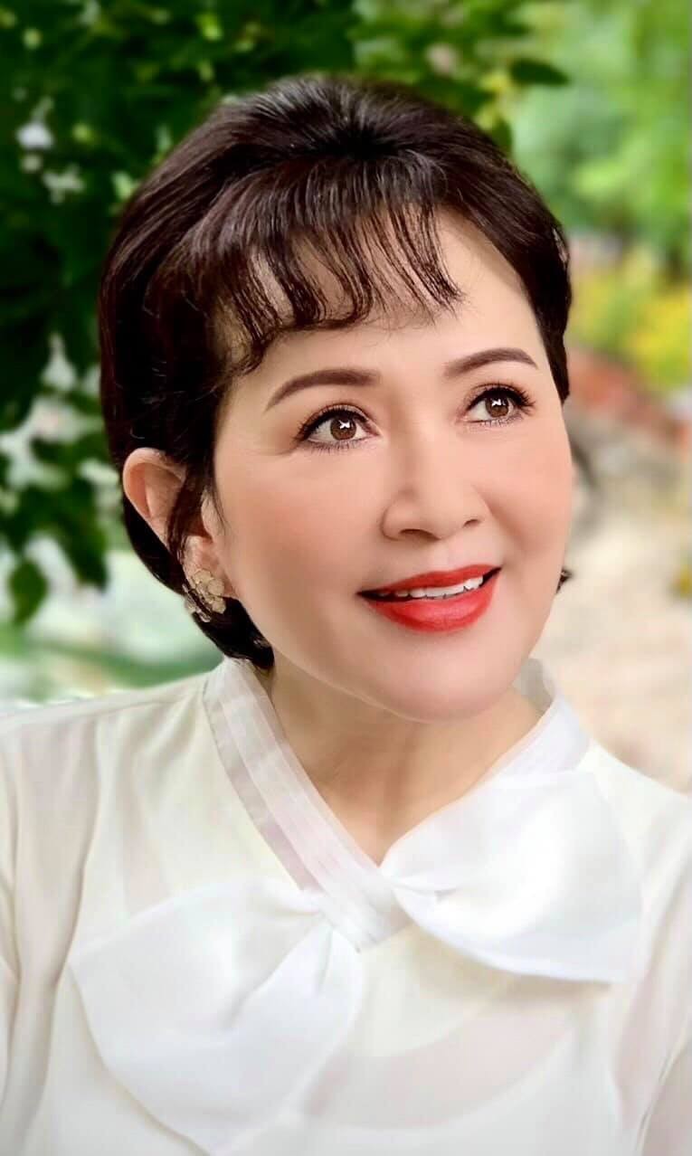 Bí quyết trẻ đẹp vượt thời gian của NSND Minh Hòa