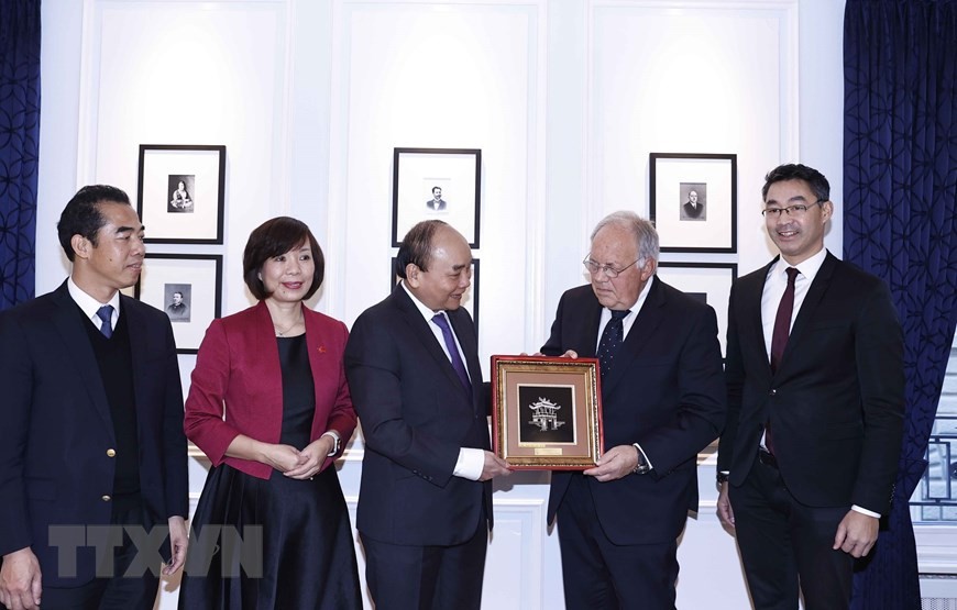 Chủ tịch nước Nguyễn Xuân Phúc tiếp Thị trưởng thành phố Bern và lãnh đạo một số tập đoàn của Thụy Sỹ